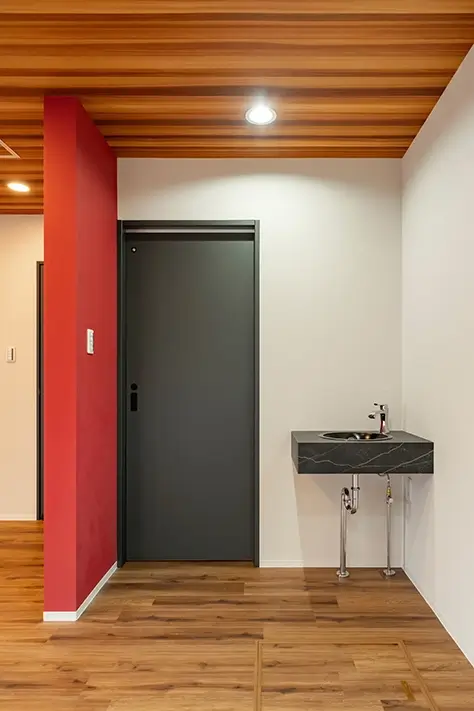 手洗いカウンターはトイレの外に設置し、作業後に洗面としても利用可能
