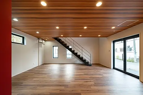 SE工法で建てた働く心地よさを大切にした事務所一階応接エリア、床にはフローリングより強度のあるフロアタイルを使用。