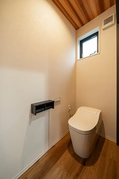 トイレは来客用にすっきりしたタンクレスを採用