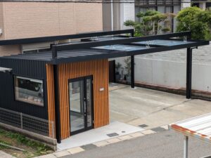 自宅敷地にカーポート一体型の植物店